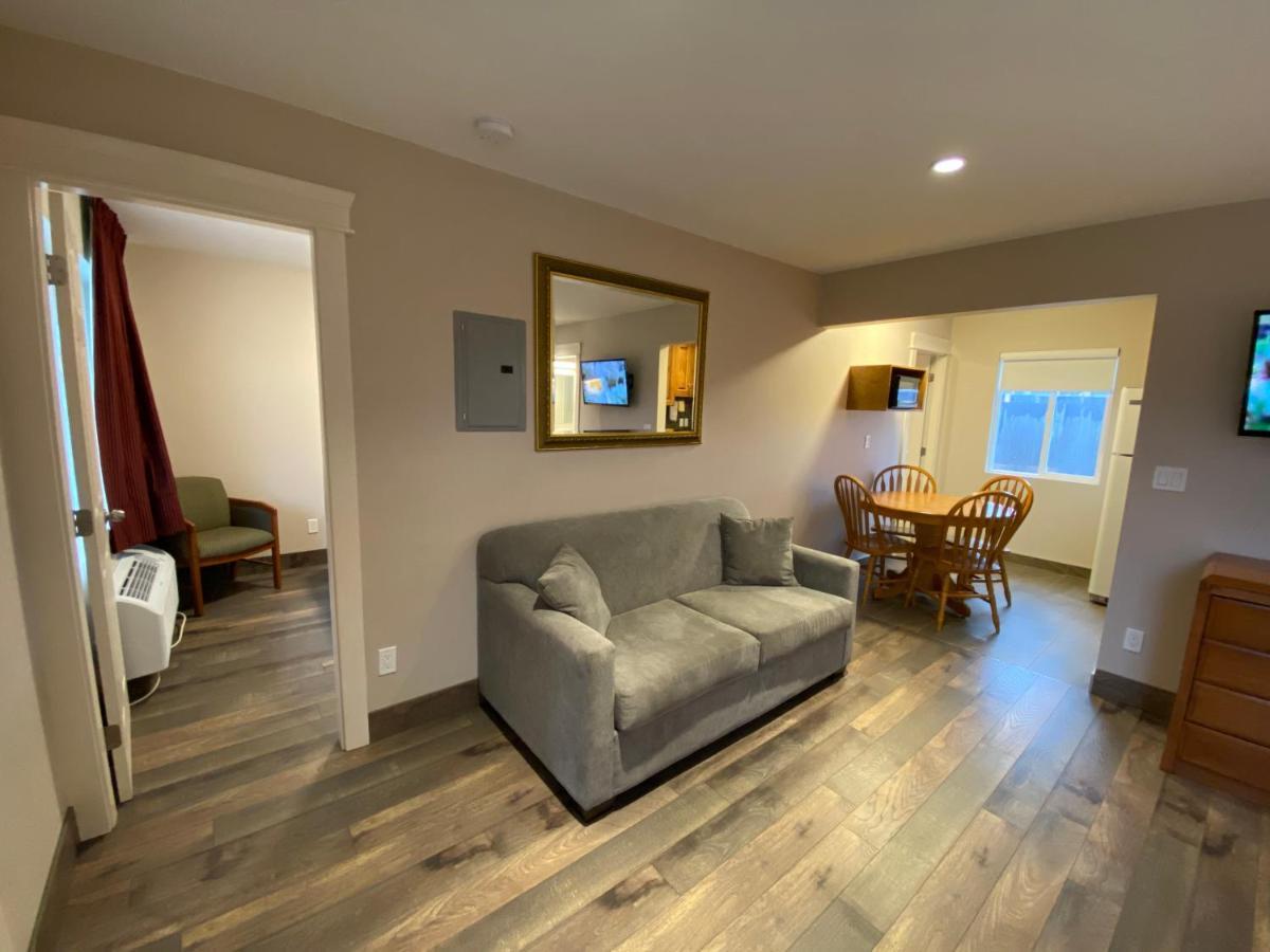 Sahara Courtyard Inn & Suites Osoyoos 3*