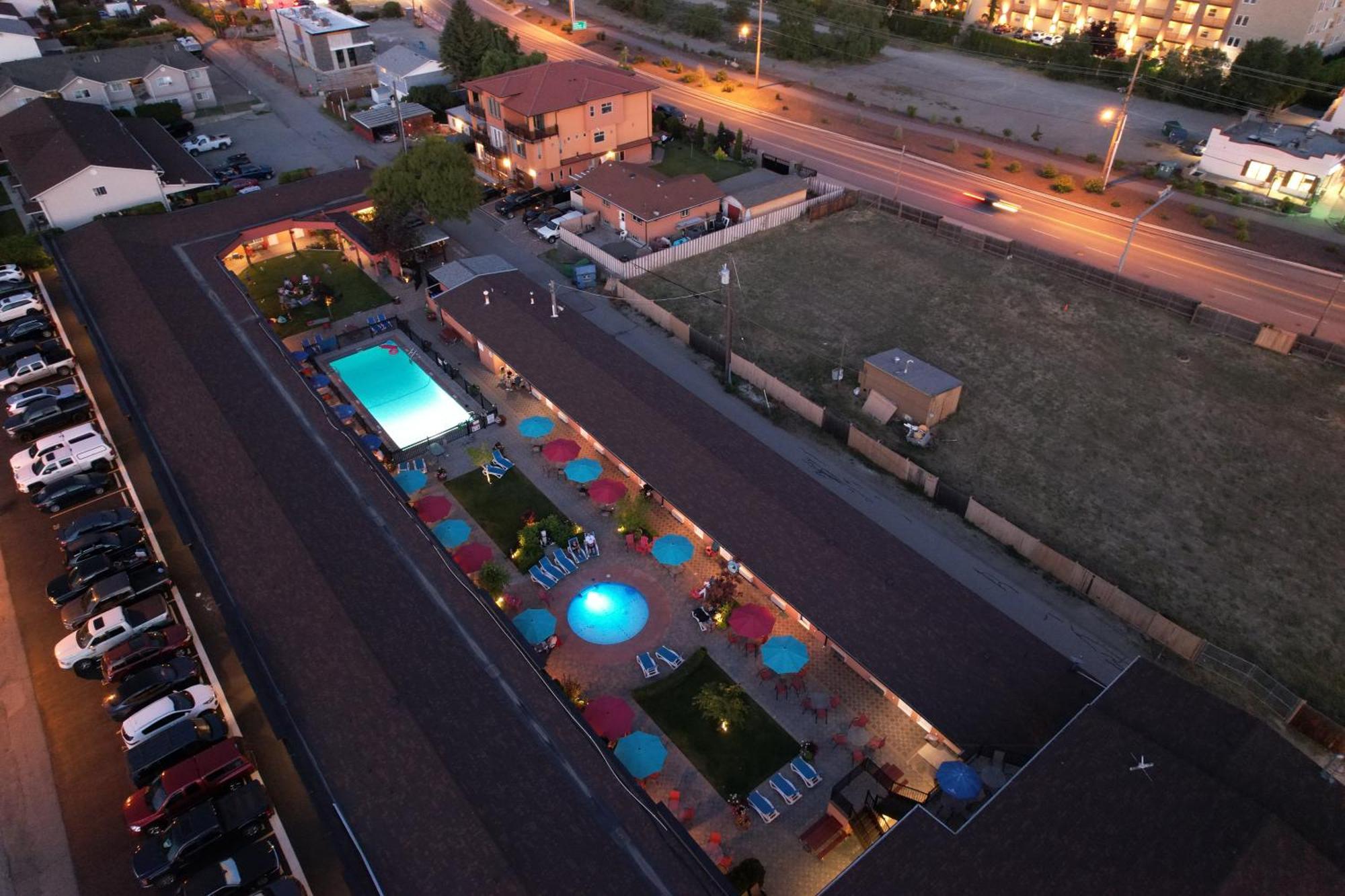 Sahara Courtyard Inn & Suites Osoyoos 3*
