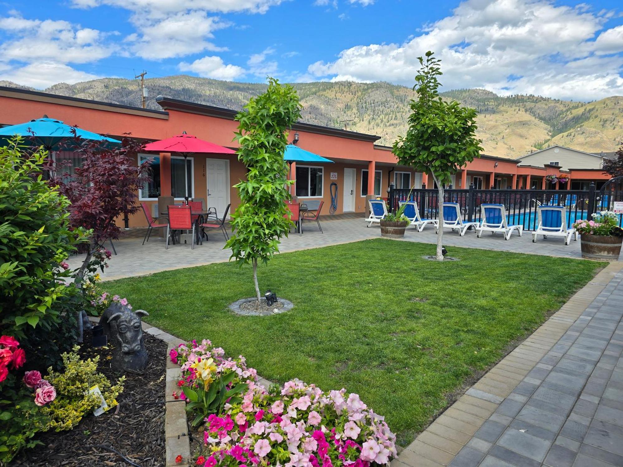 Hotel Sahara Courtyard Inn & Suites Osoyoos 3*