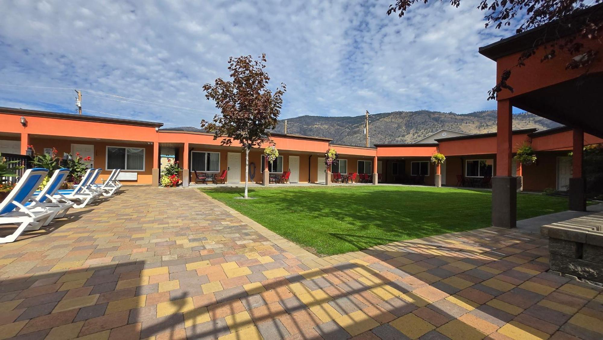 Sahara Courtyard Inn & Suites Osoyoos 3*