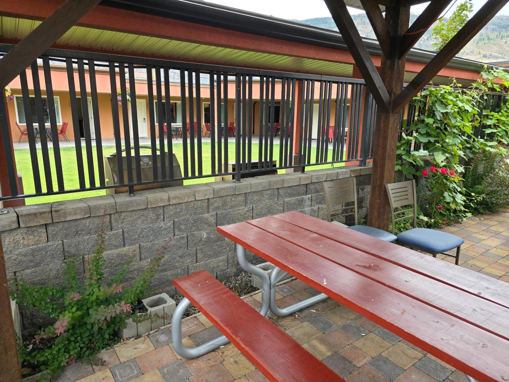 Hotel Sahara Courtyard Inn & Suites Osoyoos 3*