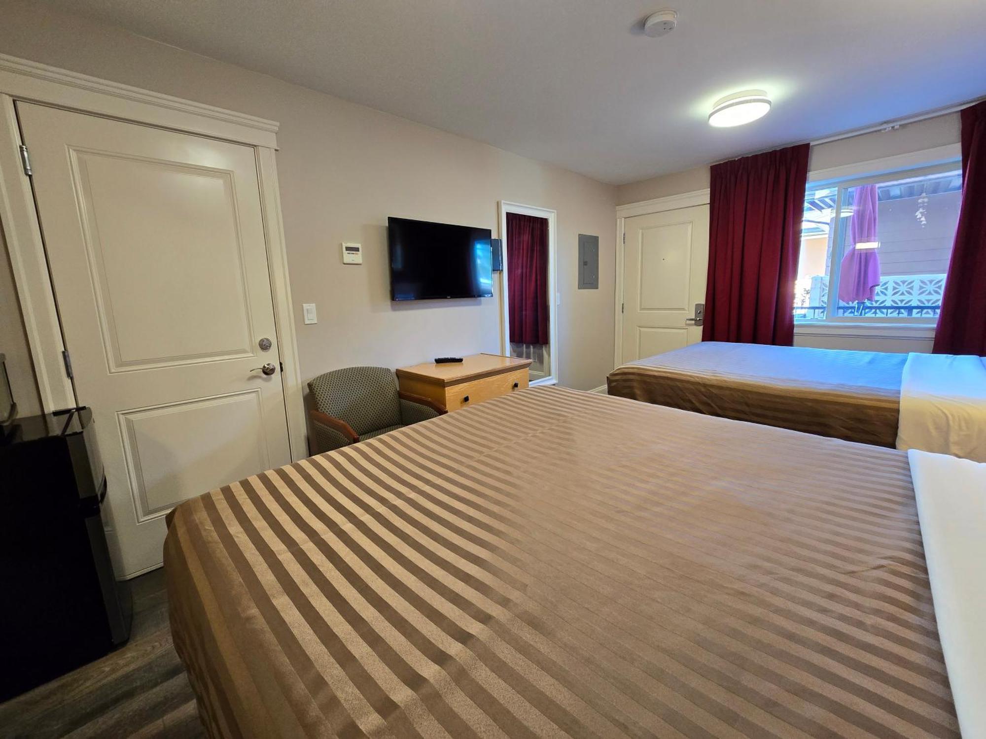 Sahara Courtyard Inn & Suites Osoyoos 3*