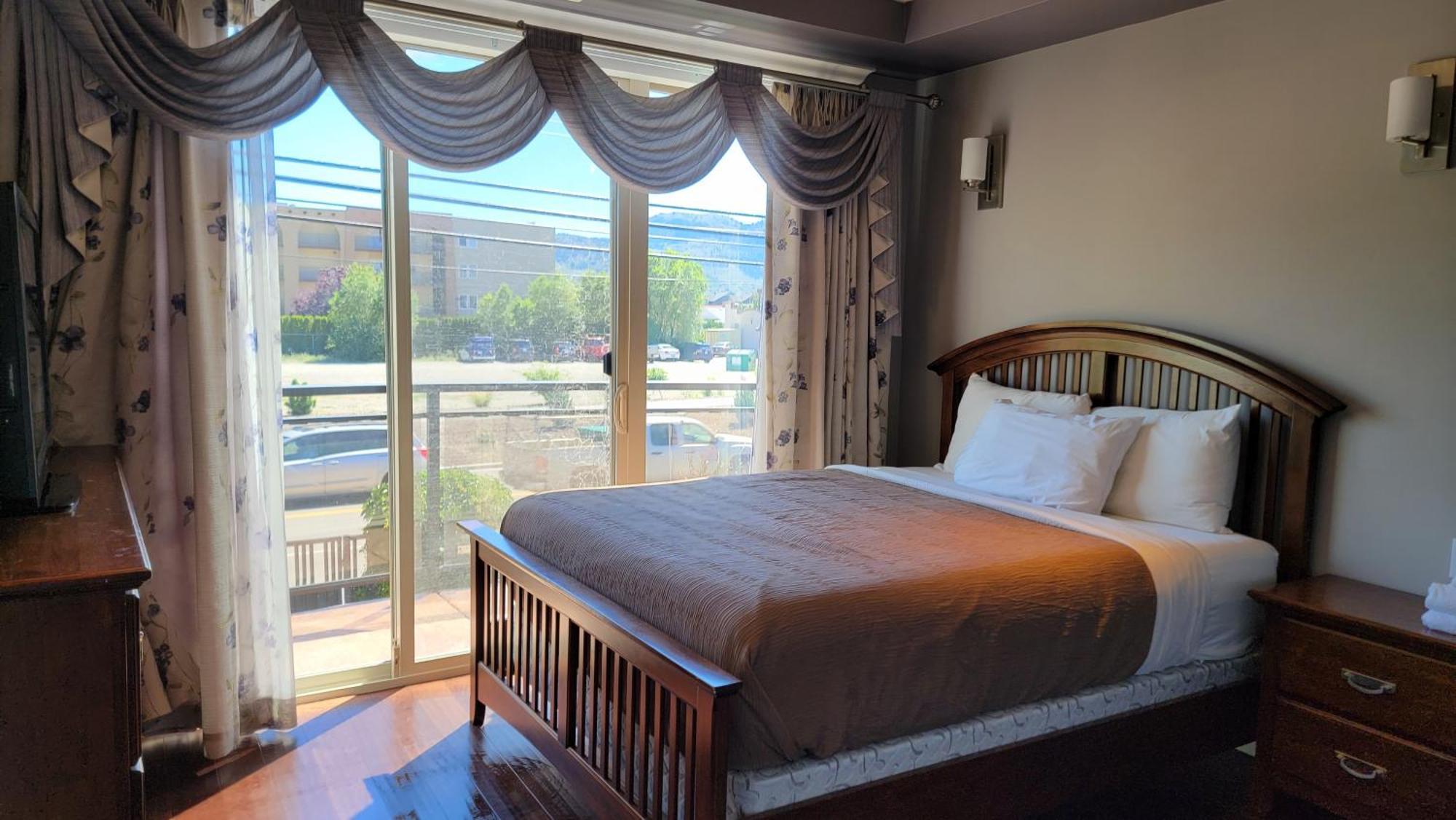 Sahara Courtyard Inn & Suites Osoyoos Osoyoos