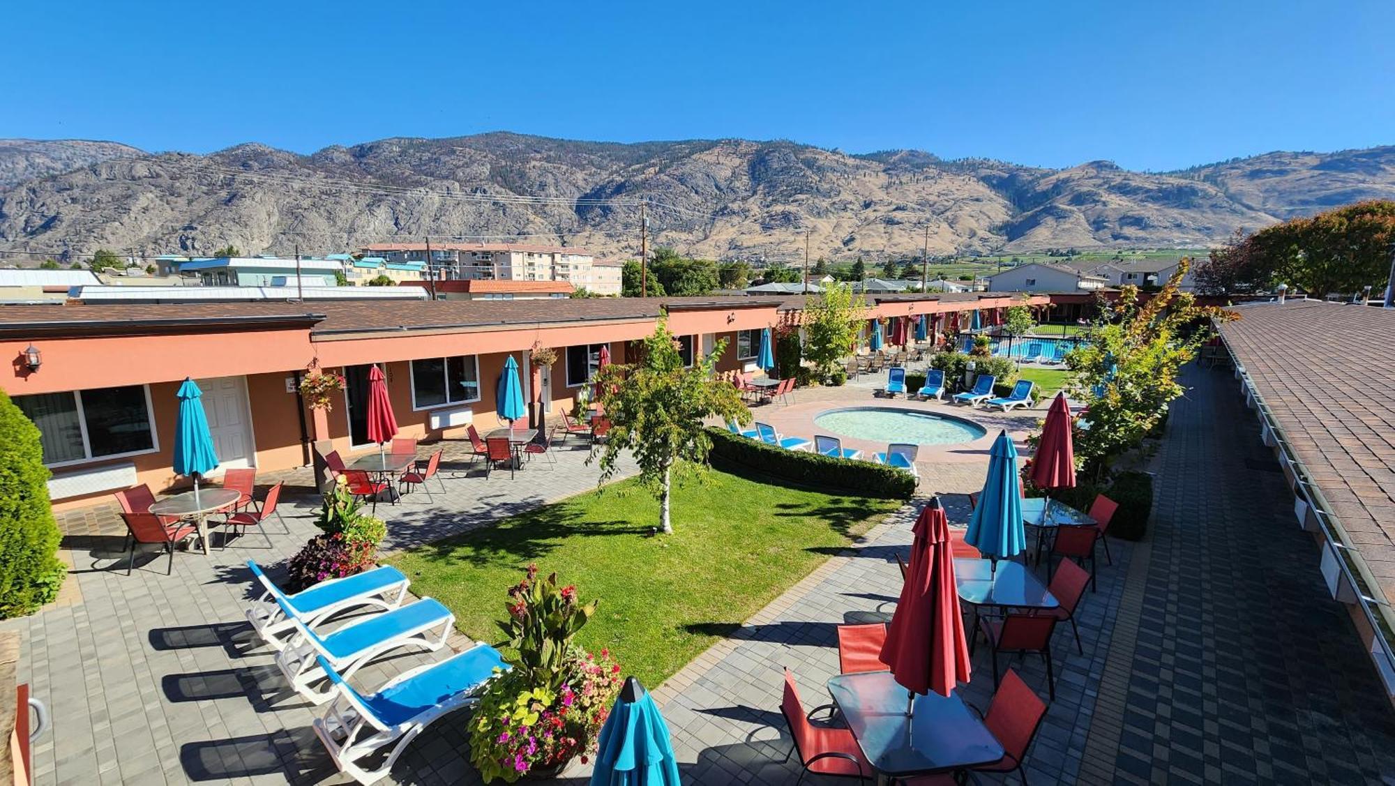 Sahara Courtyard Inn & Suites Osoyoos 3* Osoyoos