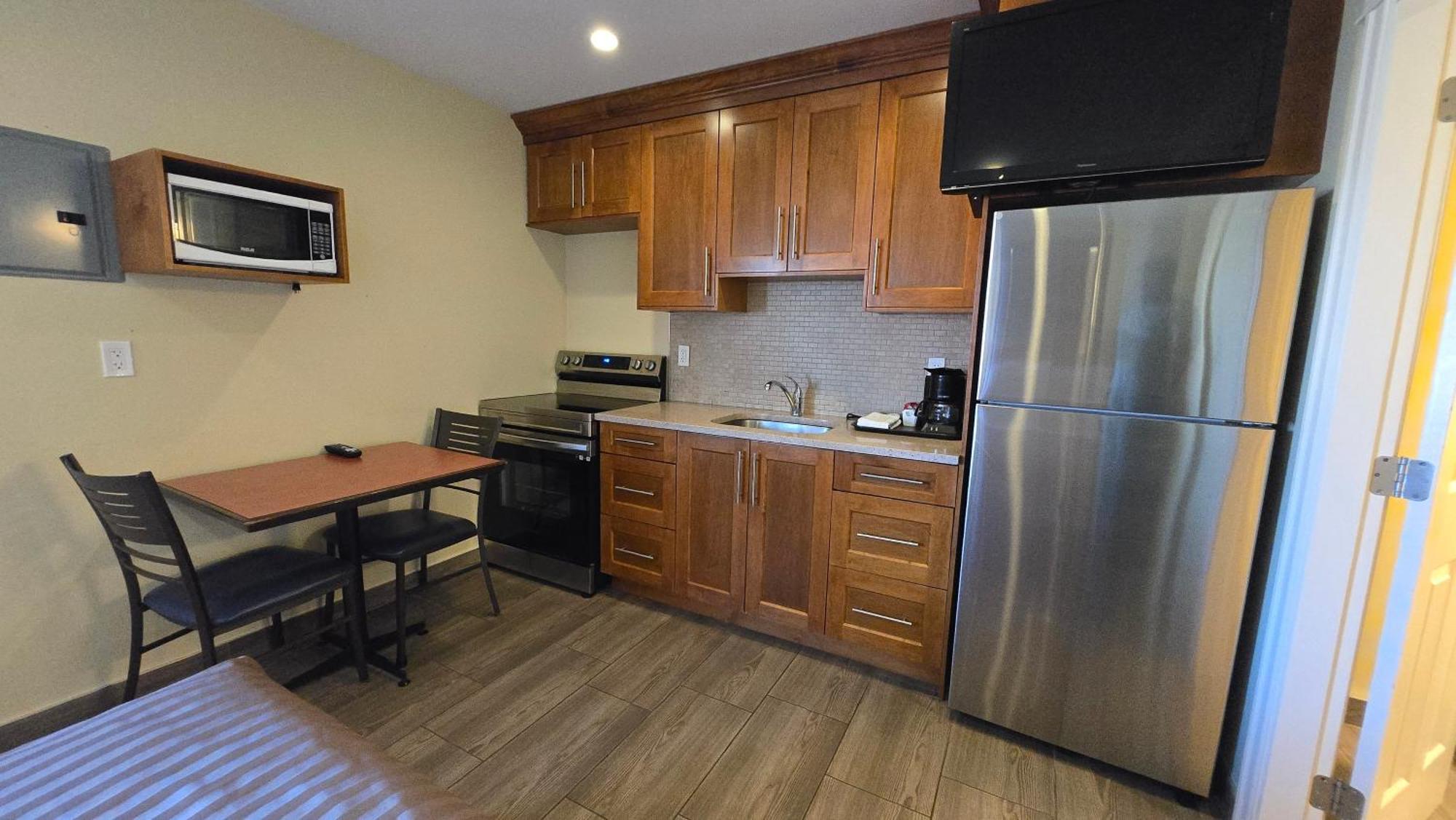 Sahara Courtyard Inn & Suites Osoyoos 3*