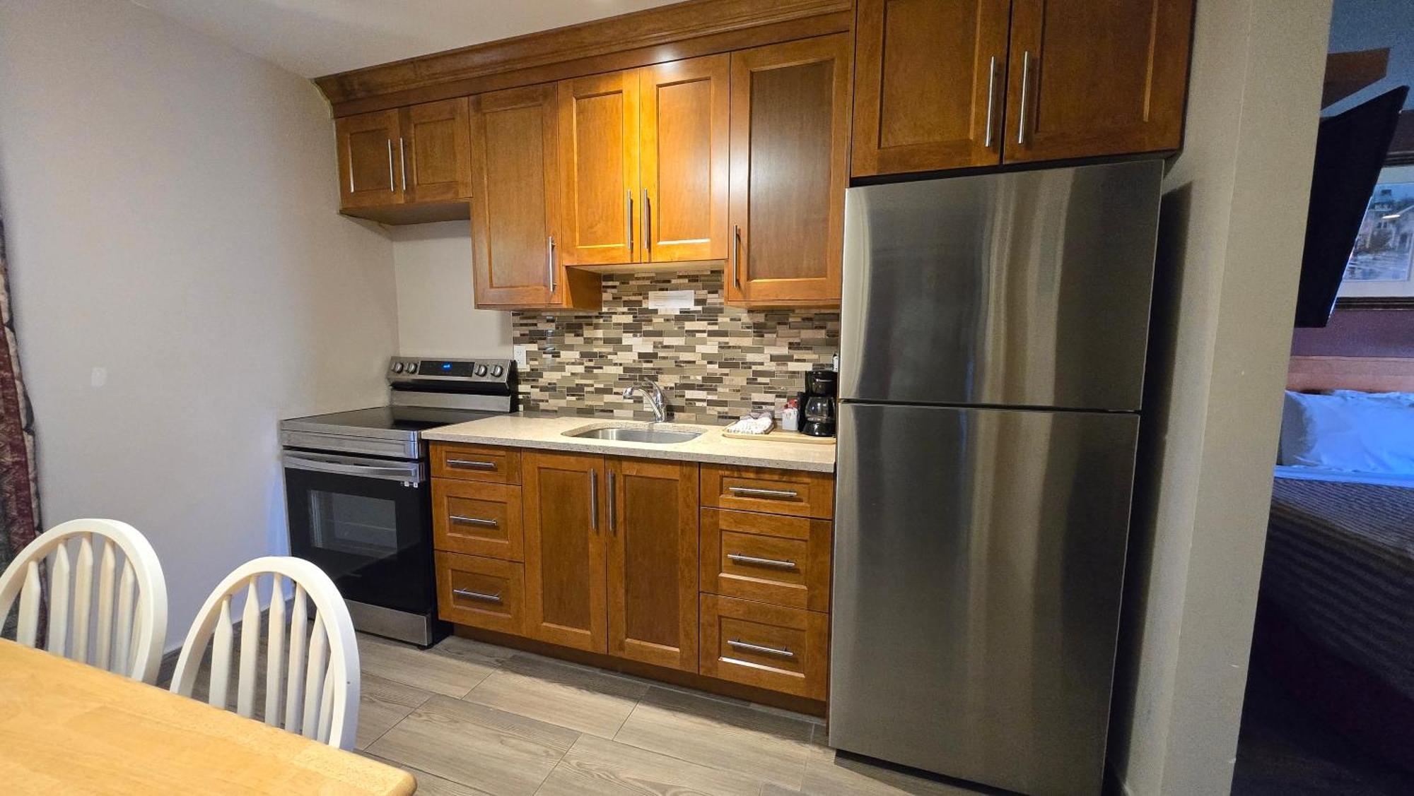 Hotel Sahara Courtyard Inn & Suites Osoyoos 3*