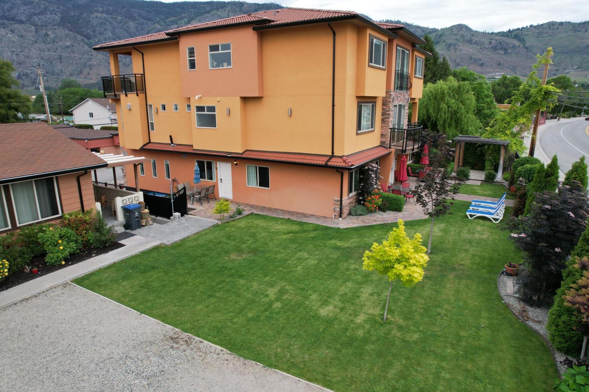 Sahara Courtyard Inn & Suites Osoyoos Hotel