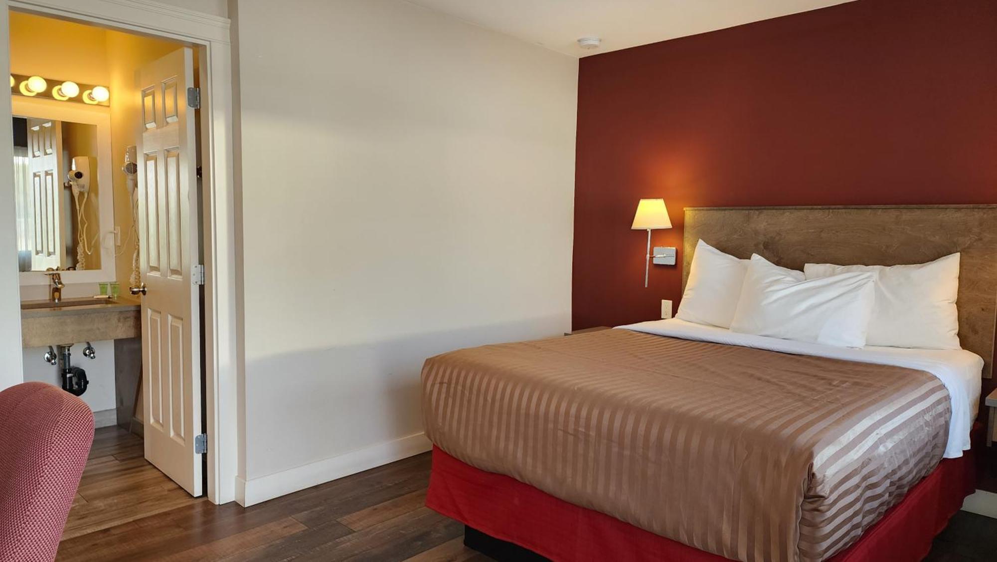 Sahara Courtyard Inn & Suites Osoyoos 3*